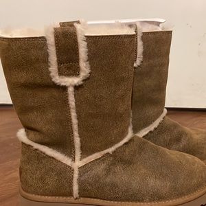 Classic short spill seam Chestnut Ugg boots worn 2 times selling for $125